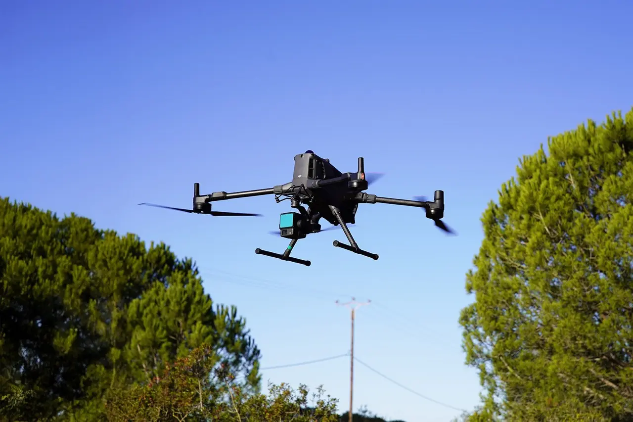 Dron profesional durante un servicio técnico de Instadrone