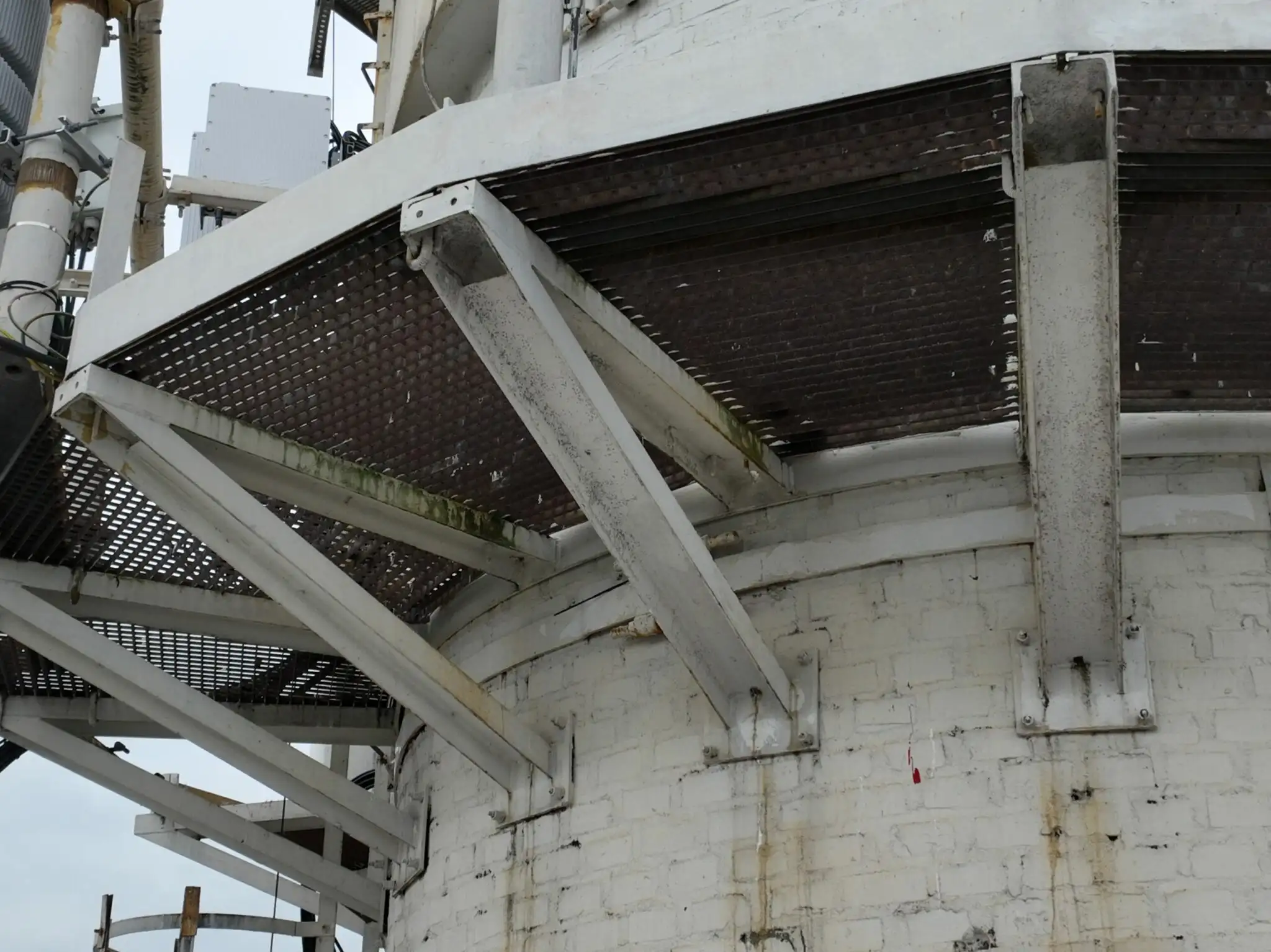 Corrosión y pérdida de material visibles en una estructura documentadas mediante una inspección con dron