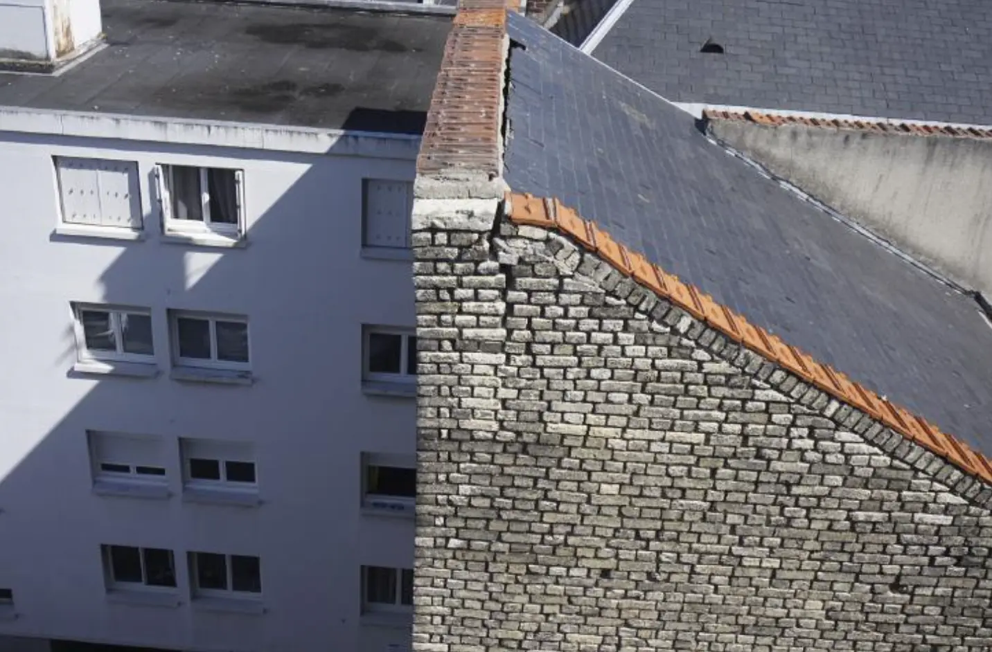 Daño visible en una cubierta o fachada documentado mediante una inspección visual con dron