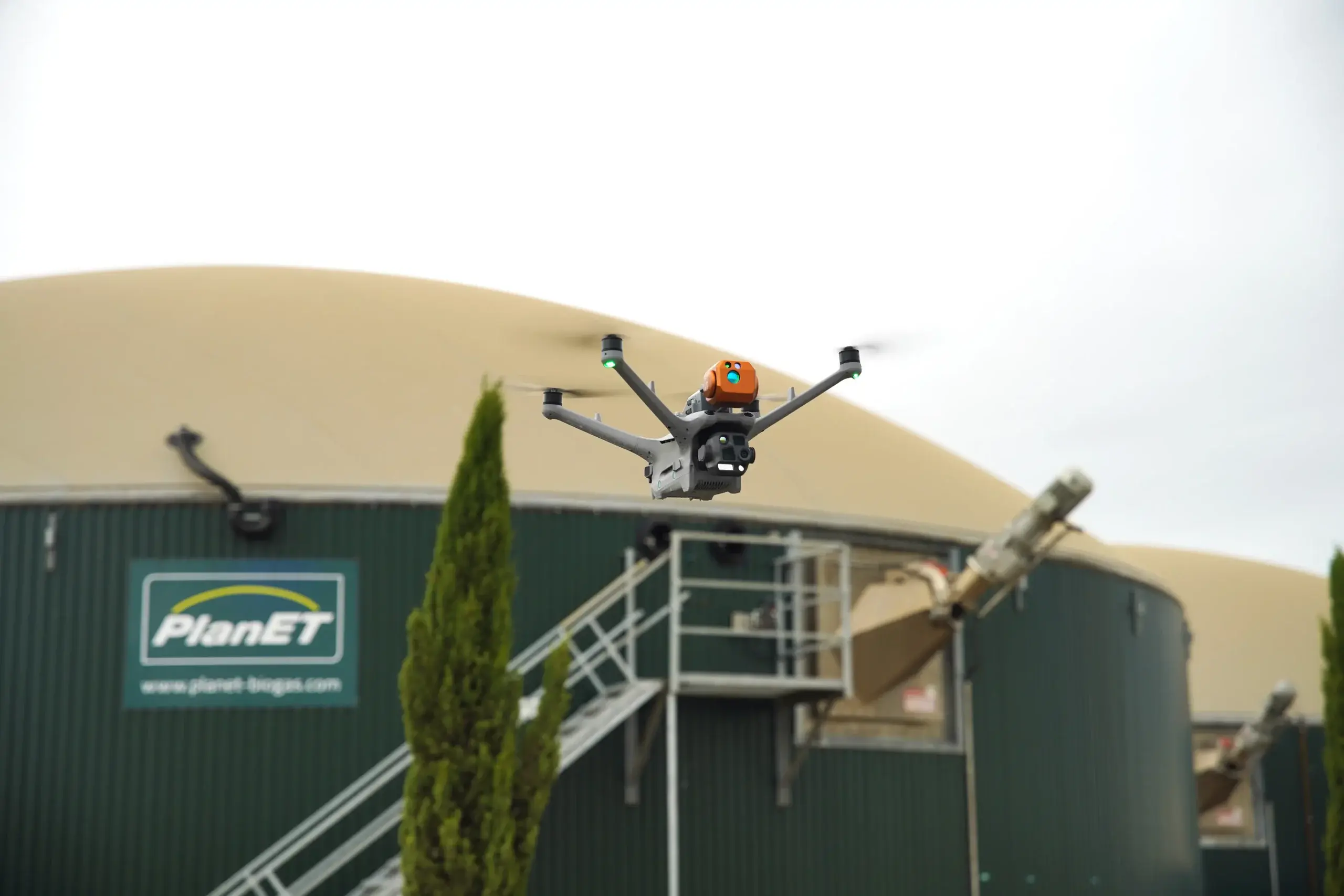 Dron automatizado con sensor especializado inspeccionando posibles fugas de metano en una instalación industrial