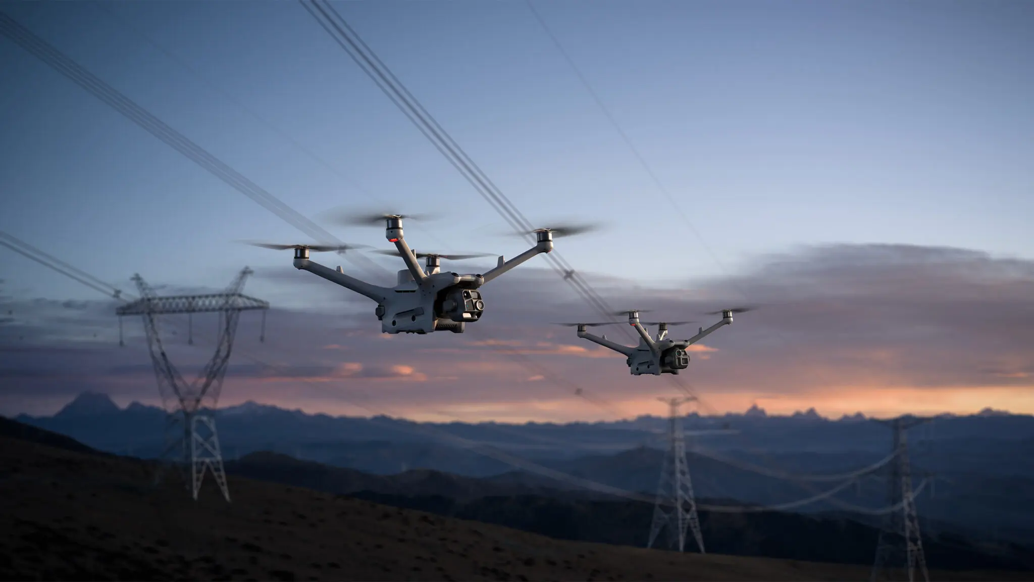 Drones automatizados realizando una inspección visual de estructuras e instalaciones eléctricas