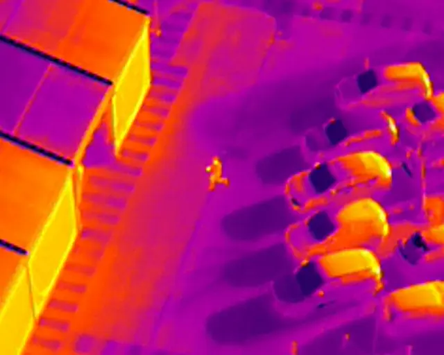 Imagen térmica capturada por un dron automatizado para detectar personas, vehículos y diferencias de temperatura