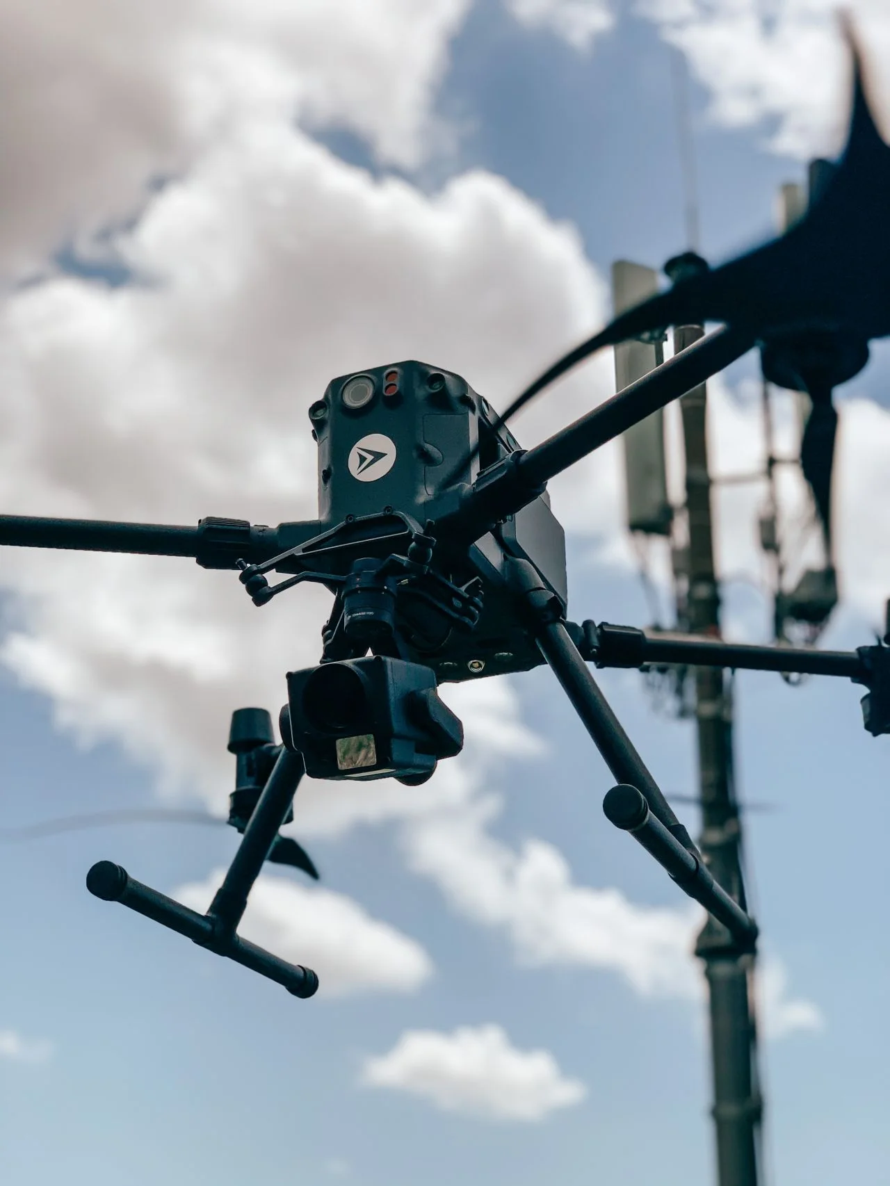Dron utilizado para captura de datos junto a una infraestructura de telecomunicaciones