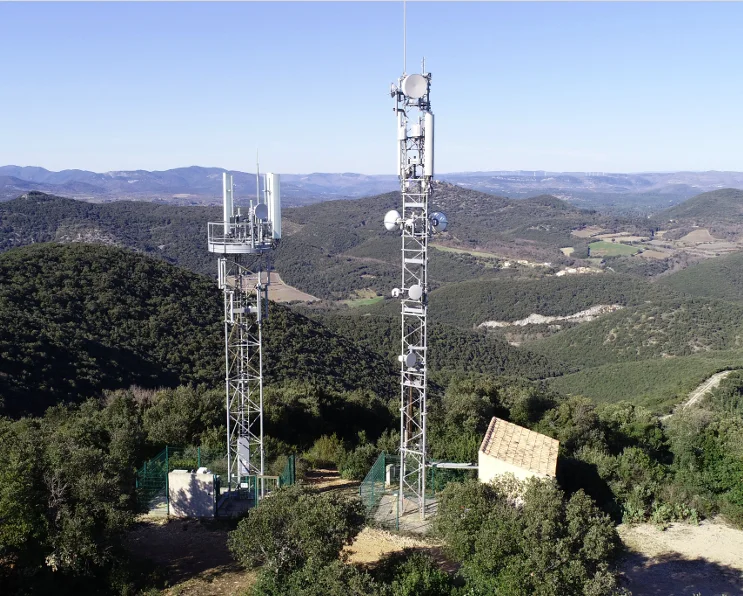 Dos torres de telecomunicaciones situadas en un emplazamiento rural