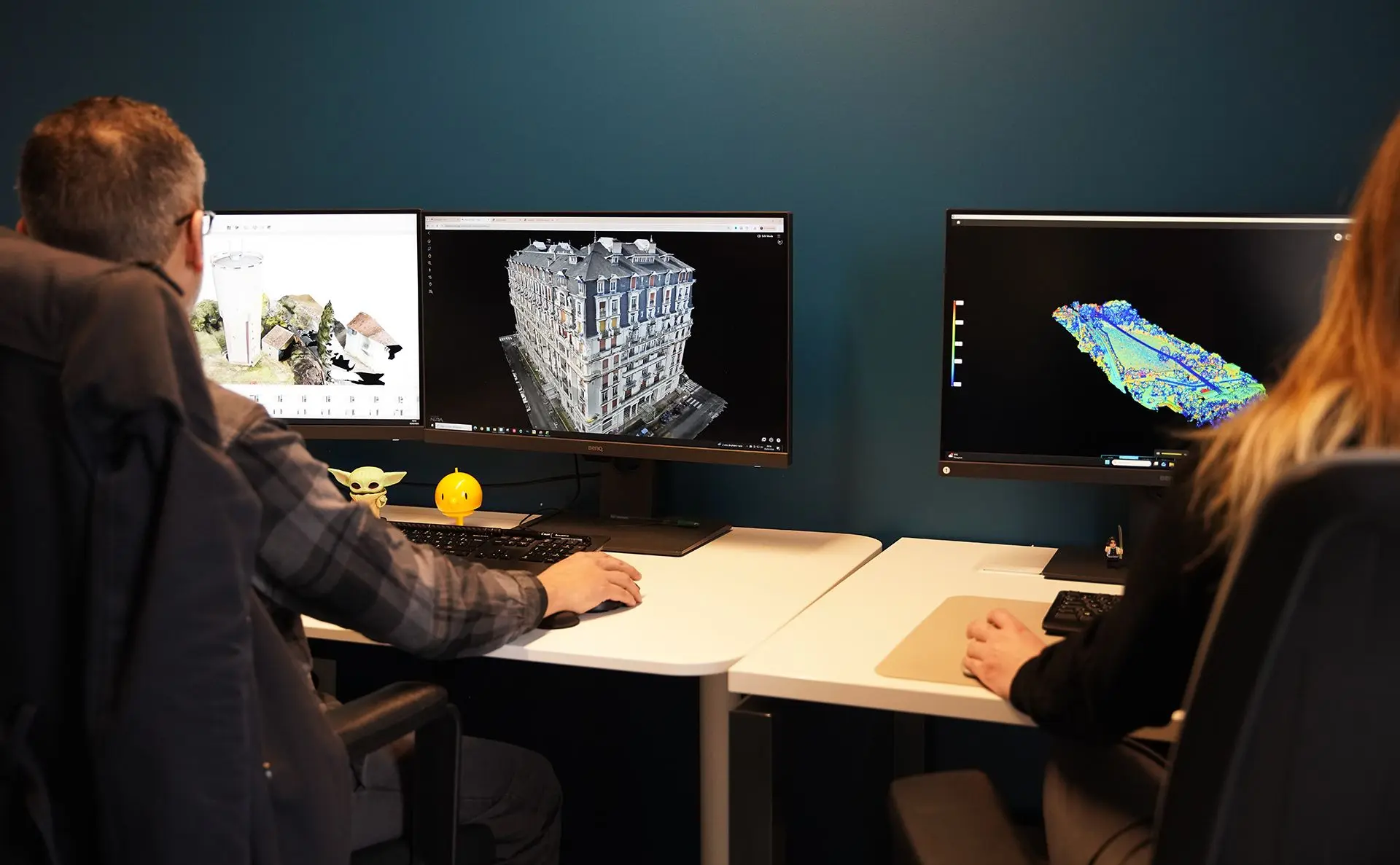 Equipo trabajando con modelos 3D y BIM de edificios e infraestructuras