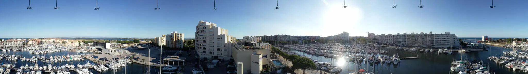 Panorámica 360° obtenida con dron de un puerto y su entorno urbano