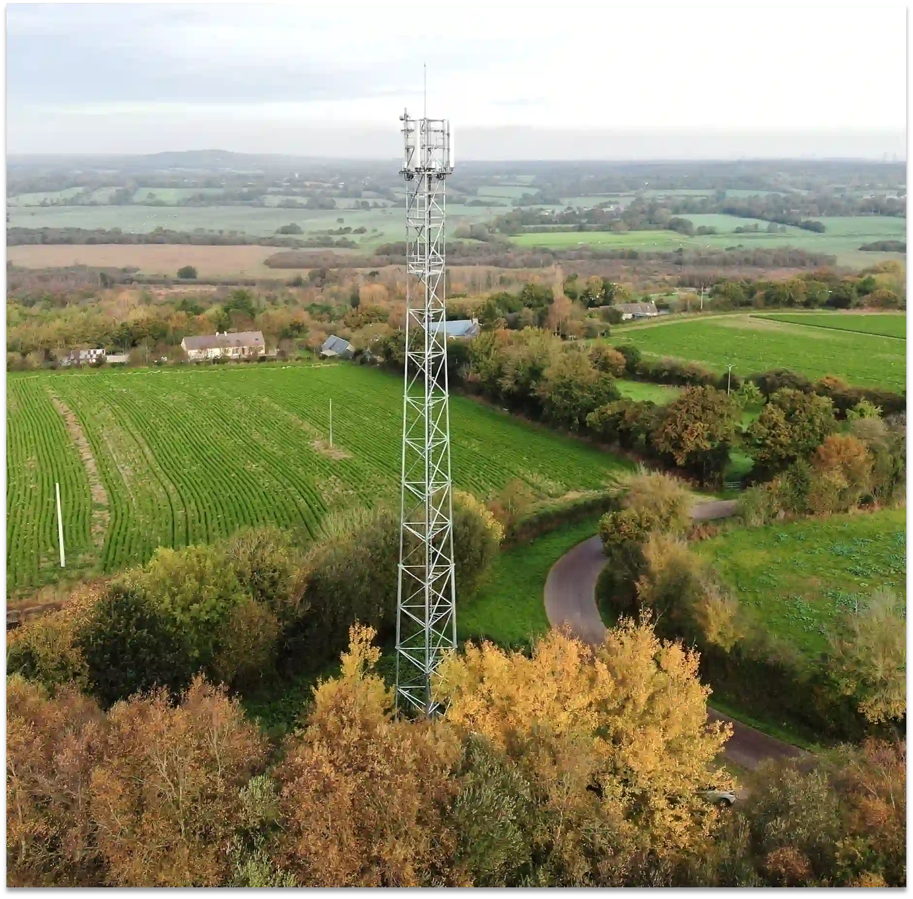 Vista aérea de una torre de telecomunicaciones y su entorno durante un site survey