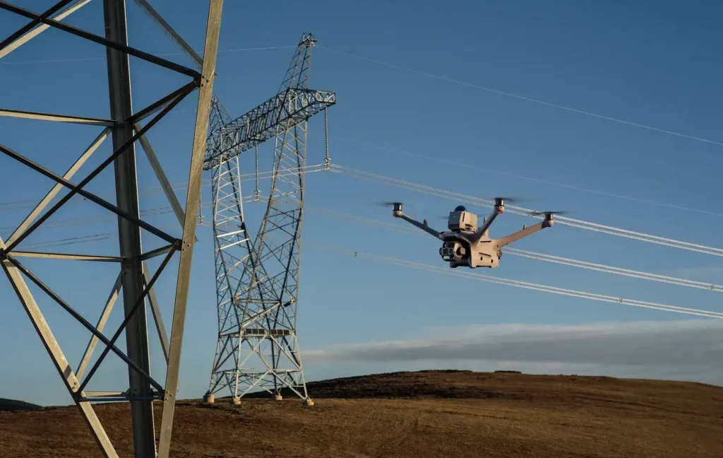 Dron realizando una inspección de una infraestructura eléctrica